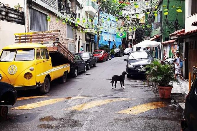 A socio-educational and gastronomic experience in the Vidigal favela - Art studio stop: seeing what locals create, not just what locals endure