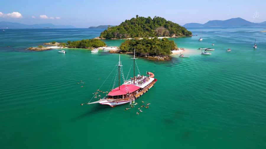 Adventures in Angra and Ilha Grande with Guide and Lunch - Lagoa Azul on Ilha Grande: where snorkeling feels doable