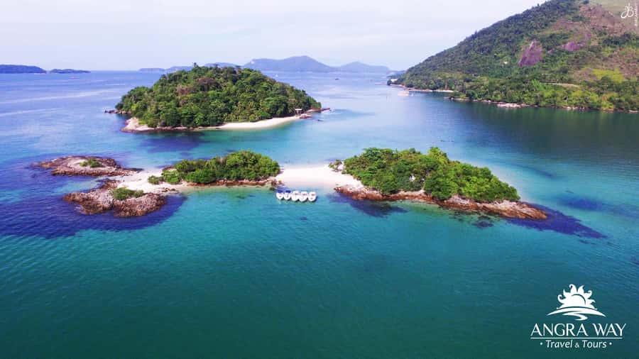 Angra dos Reis: Super Lagoa Azul Speedboat Tour - The lunch pause: Playa de Arrows on Ilha da Gipóia time slot