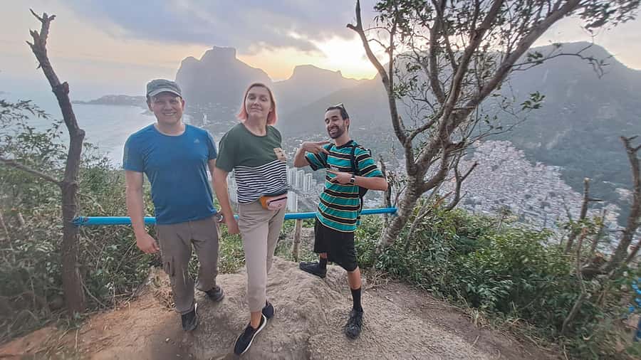 AVenturismo 2 Irmãos hill + Vidigal Favela - The restaurant break and the food market for Brazilian street food
