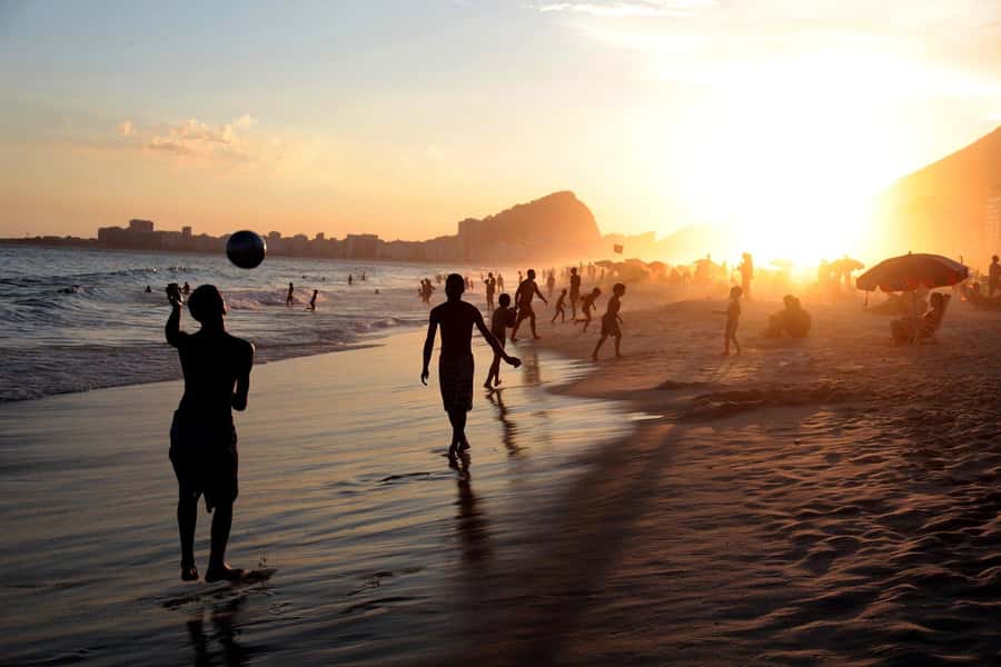 Bossa Nova and the Carioca life - Copacabana and Ipanema - The pace of Copacabana: walking Av. Nossa Senhora de Copacabana