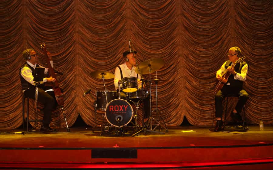By Night Tour: Roxy Dinner Show & Transfer - Practical tips for a smoother Roxy night