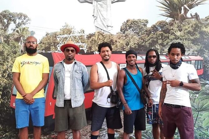 Explore the history and culture of Favela da Rocinha - Getting started at Metrô São Conrado: your first logistics win
