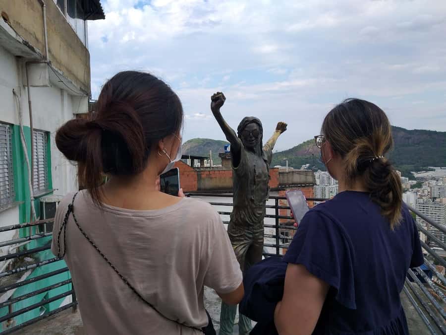 Favela Santa Marta: Walking Tour with local guide - The included community stops you can plan around