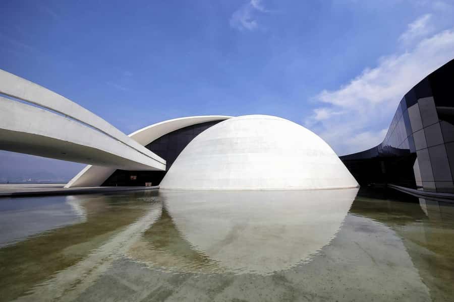 From Rio de Janeiro: Niterói Day Trip - Guides, narration, and what “multilingual” really means