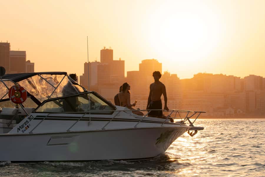 Glória: Sunset Speedboat Cruise with Drinks and Snacks - Niterói and the MAC Photo Stop: Modern Architecture With a Sea Breeze