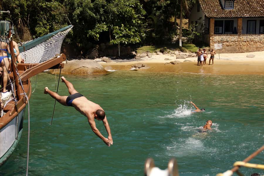 Half-Day Schooner Cruise and Snorkeling in Paraty Bay - Stop 1: Ilha Comprida and the rice-fed fish moment