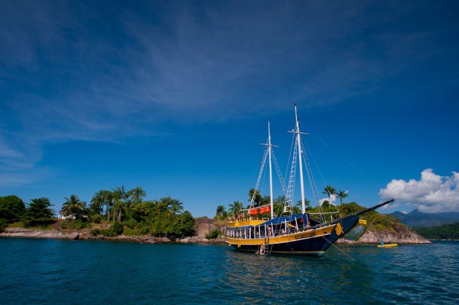 Paraty Bay: Islands & Beaches Boat Tour with Snorkeling - Food, fruit, and drinks: included snacks vs what costs extra