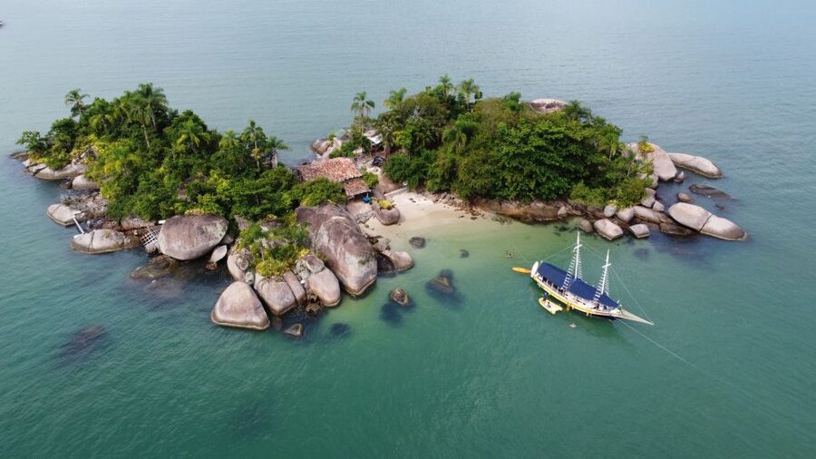 Paraty Bay: Islands & Beaches Boat Tour with Snorkeling - Should you book this Paraty Bay islands and beaches boat tour?