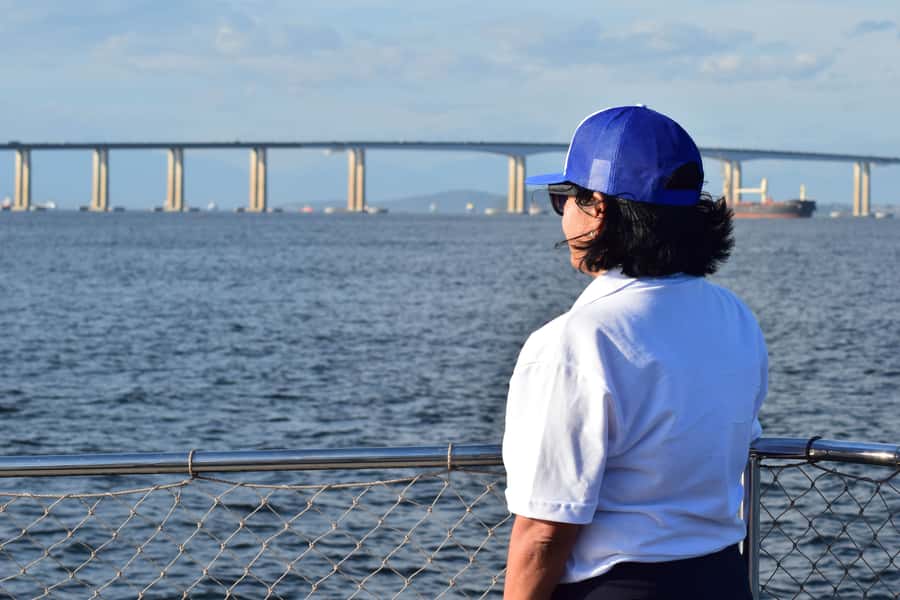 Rio: Boat Tour of Guanabara Bay - Crossing Toward Niterói: The Bridge and the Acoustic Shell