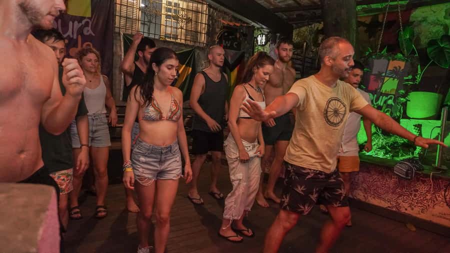 Rio: Caipirinha Workshop and Samba Class - Samba class in Copacabana: pro teachers and real steps