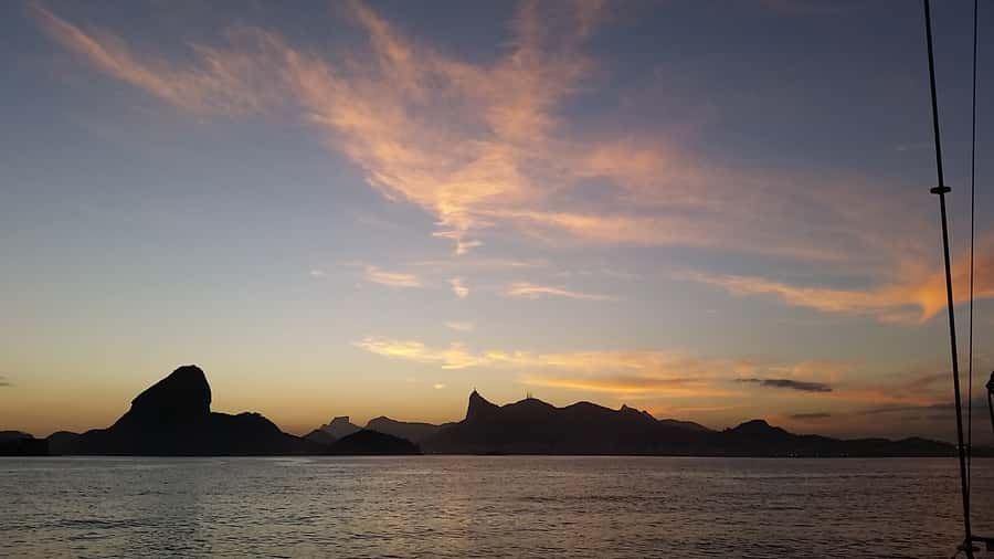 Rio de Janeiro: Guanabara Bay Sunset Sailing Tour & Drinks - Drinks, Snacks, and How the Crew Turns a Boat Ride Into a Social Evening