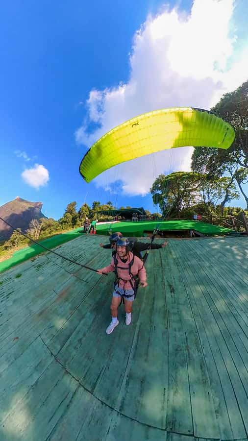 Rio de Janeiro : Paragliding Tandem Flights over Rio - The transport to the ramp and the 520-meter advantage