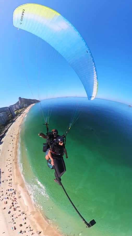 Rio de janeiro : Paragliding Tandem Flights over Rio - Who Should Book (and Who Should Skip It)