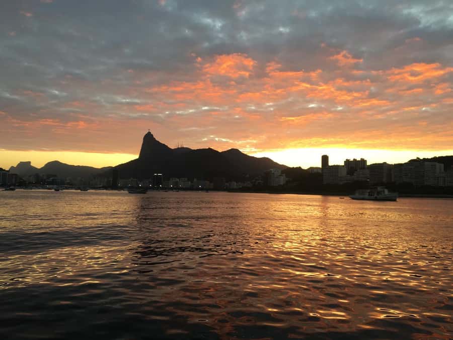 Rio de Janeiro: SpeedBoat Tour - Sunset with Beer - Copacabana Beach and Arpoador: the classic Rio lineup