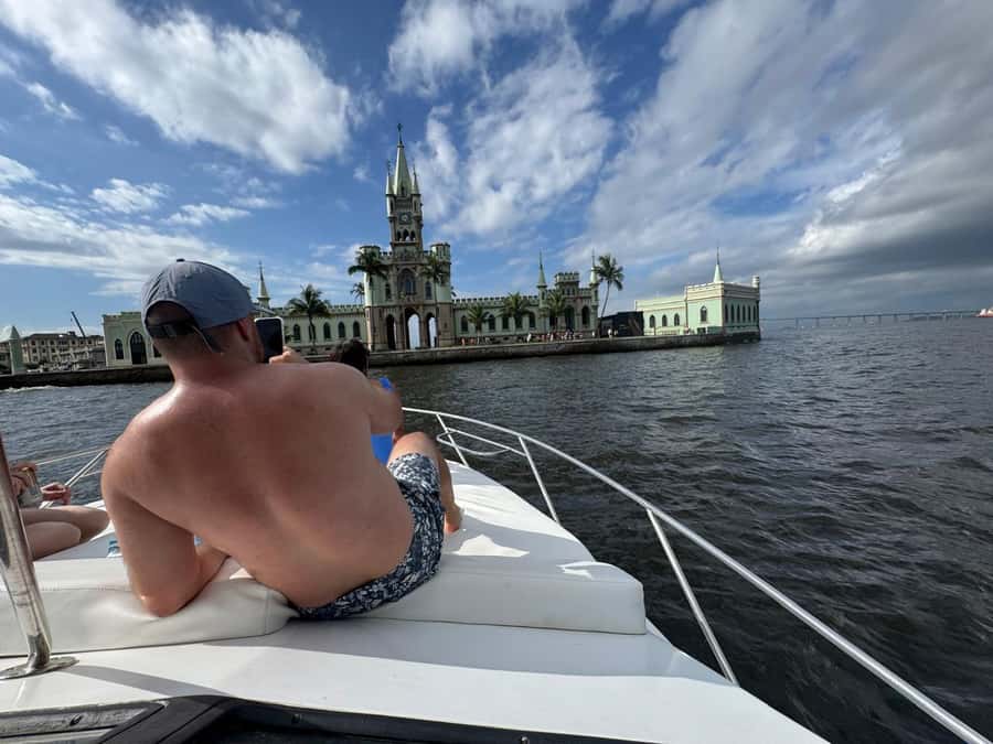 Rio de Janeiro: Speedboat Tour with Snacks and Drinks - Guanabara Bay route: Museum of Tomorrow, Ilha Fiscal, and even planes