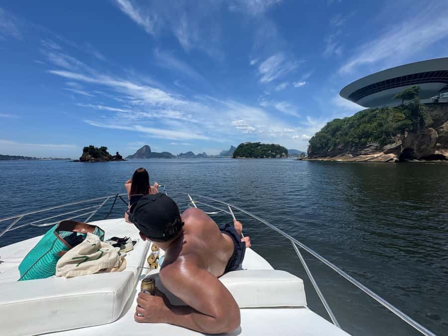 Rio de Janeiro: Speedboat Tour with Snacks and Drinks - Niterói photo stop: MAC with Oscar Niemeyer in the background