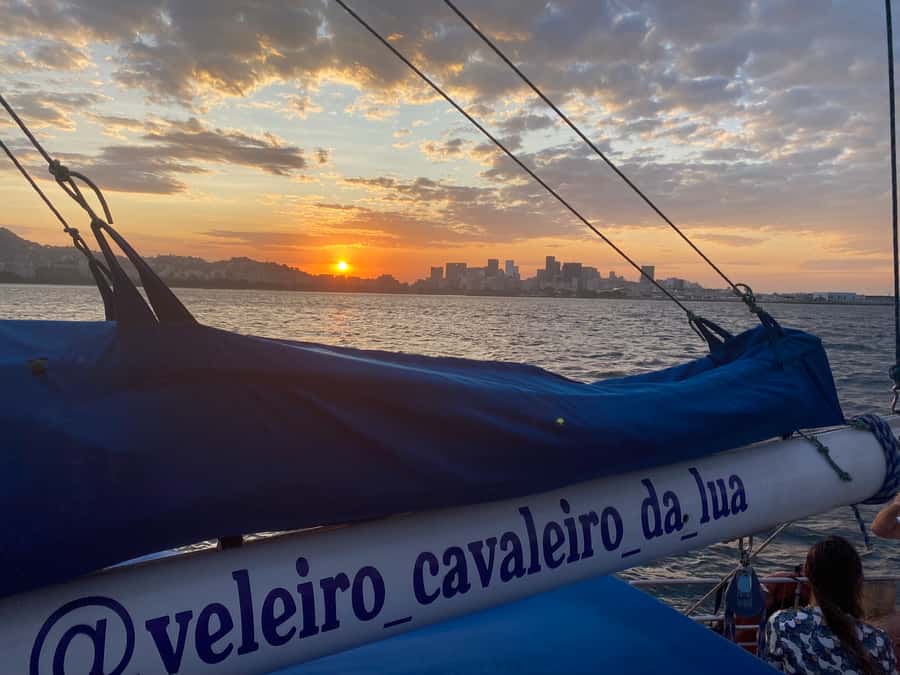 Rio de Janeiro: Sunset Sailboat Tour with Open Bar - Crew and Music: Why People Keep Mentioning Names