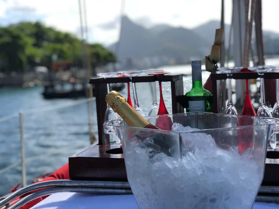 Rio de Janeiro: Sunset Sailing Tour - Sunset moments: Sugar Loaf and Christ the Redeemer from water-level angles