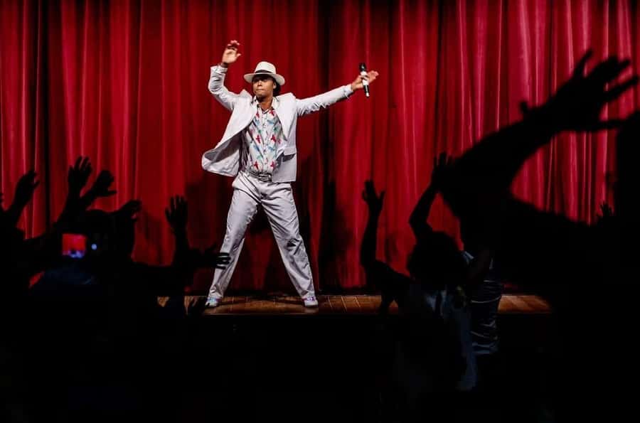 Rio: Ginga Tropical Folkloric Show & Optional Dinner - Music, costumes, and the question of performance scale