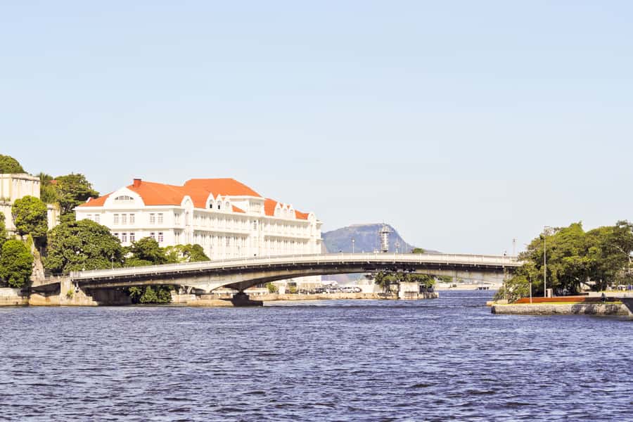 Rio: Guanabara Bay 2-Hour Boat Tour - Crossing Into the Niterói Side and Chasing the Bridge Angle