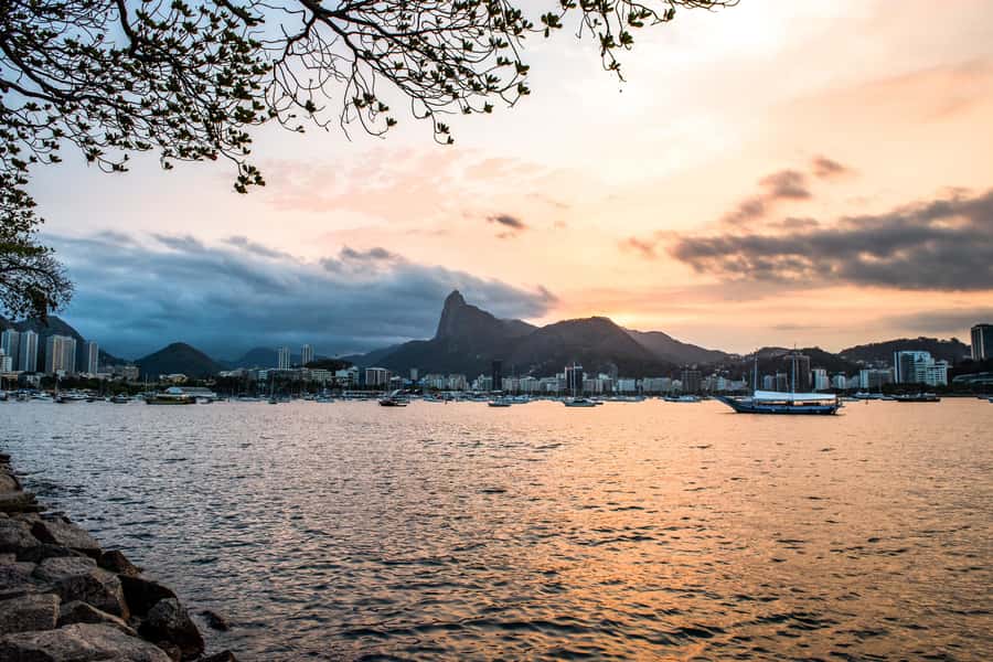Rio: Guanabara Bay 2-Hour Boat Tour - Closing Views: Museum of Modern Art and the World War II Monument