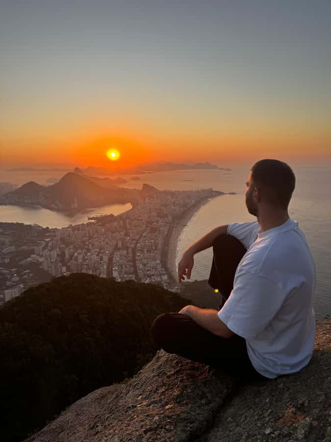 Sunrise at Morro Dois Irmãos + Vidigal Favela Experience - What the hike feels like: pace, help, and a snack moment