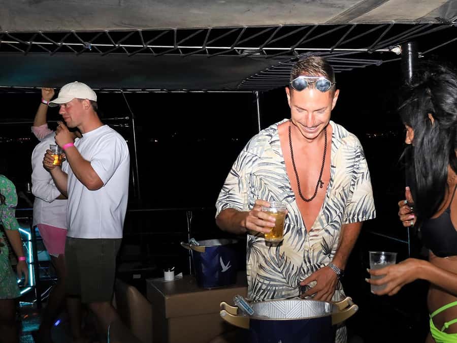 Unforgettable Boat Party - The crowd and the mood: global beats, local energy