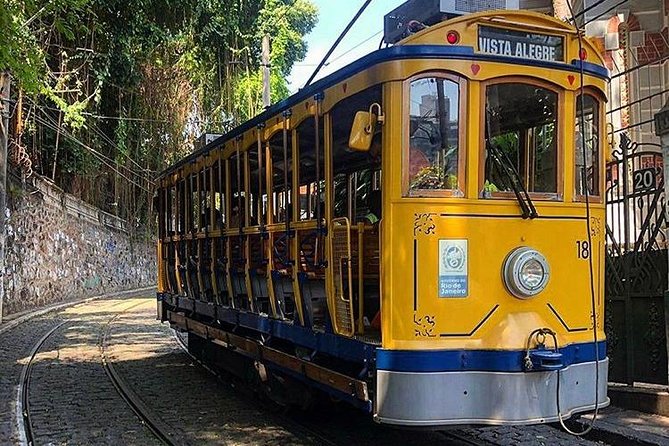 Walking tour of the bohemian neighborhoods of Santa Teresa and Lapa - Cinelândia square: Teatro Municipal and a still-working Odeon